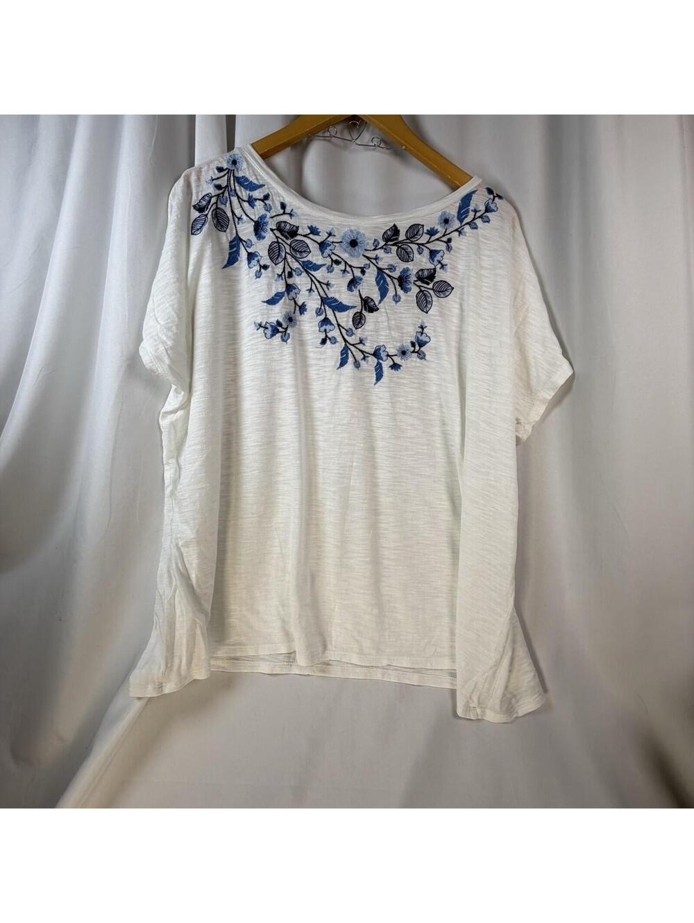 J. JILL White Embroidered Short Blue Leaves Top Size 2x Scoop Neck Feminine